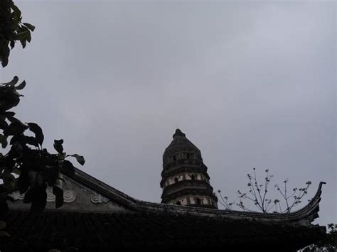 虎丘塔是驰名中外的古塔建筑，由于地基原因虎丘塔就向西北倾斜