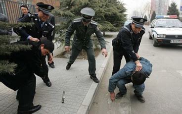上海邮政一男员工办公室殴打女同事，已被停职和行政拘留_凤凰网视频_凤凰网