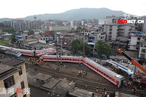 组图：郴州两火车侧面相撞致3死60余伤_新闻中心_新浪网