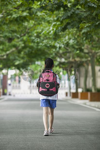 高中生，带着书包在上学或放学回家路上的青少年照片摄影图片_ID:407374916-Veer图库