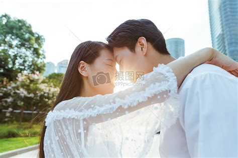 情侣在车里接吻高清图片下载-正版图片501521451-摄图网