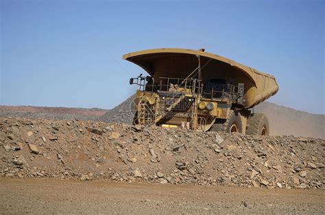 开金矿坑的金矿开采作业大型运货卡高清图片下载-正版图片505910189-摄图网