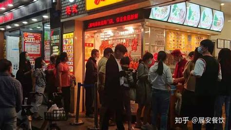 广州餐饮店逐步恢复堂食 民众前来“解馋”