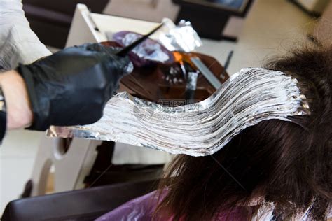 专业理发师染发她客户的头发仔细观察临高清图片下载-正版图片503362488-摄图网