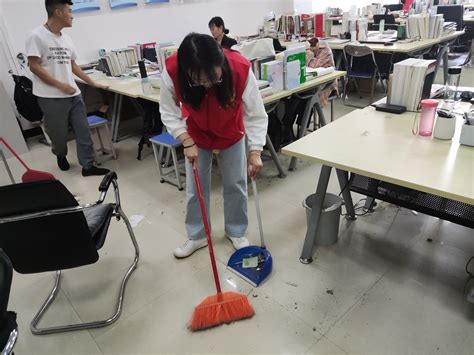 管理学院开展学生宿舍清洁卫生大扫除活动
