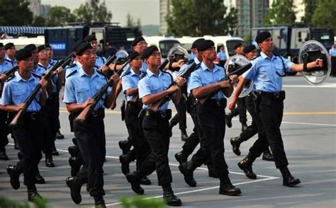 香港地区的警察队伍，什么级别的警察，才能够穿白衬衫？_警服
