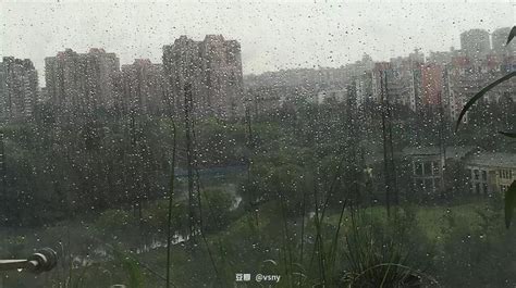 窗外的夏季雨水滴在玻璃窗上高清图片下载-正版图片303992066-摄图网