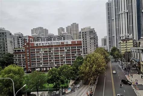 现场图集：武汉住宅小区开始实行封闭管理
