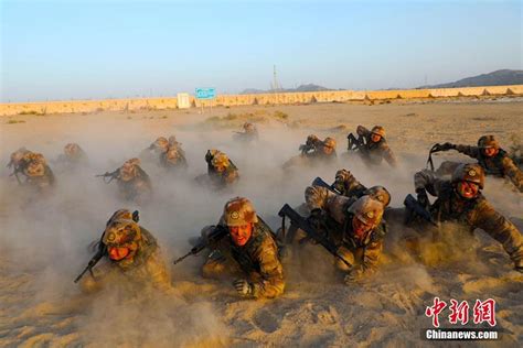 新疆某训练基地新兵连战场战术基础动作训练 场面火爆