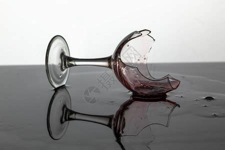 滴红色液体血在一个破碎的香槟酒杯中高清图片下载-正版图片506639016-摄图网