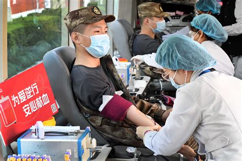 视频丨捋袖口献热血，上海警备区官兵无偿献血送爱心