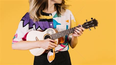 有趣的学习女孩玩ukelele乐器高清图片下载-正版图片307903275-摄图网