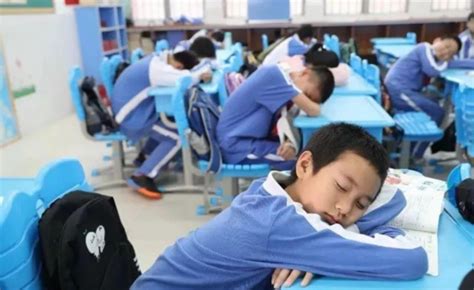 孩子趴课桌午睡有多伤身-中国家庭报官网