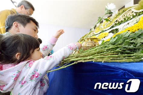 韩国"悲伤儿童节":众儿童前往集体灵堂悼念沉船遇难者【2】--国际--人民网