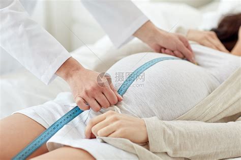 怀孕,医学,保健人们的密切产科医生与厘米磁带测量孕妇肚子医院高清图片下载-正版图片300398153-摄图网