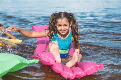 快乐的小女孩在海上可充高清图片下载-正版图片502550027-摄图网