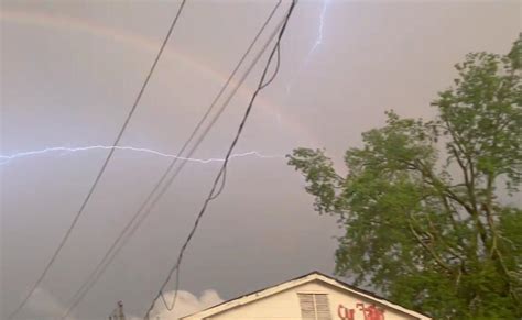 “很酷”！美国一男子拍到“向上闪电”和彩虹同时出现在天空