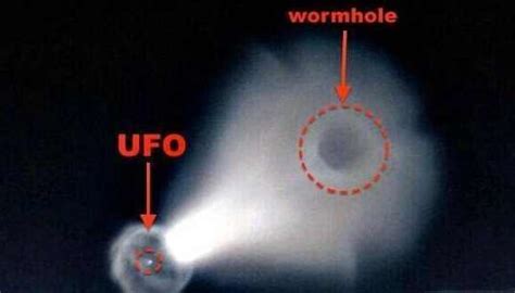 UFO最新消息: 巨型UFO通过虫洞来到地球