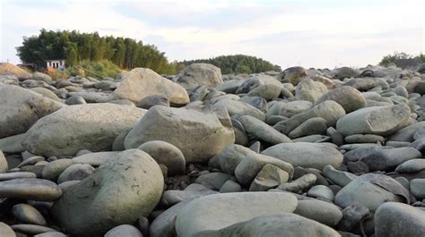 河边石头怎么摆造型,盆景摆石技巧,小石头怎么摆好看_大山谷图库