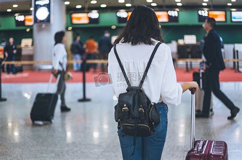 女生旅行机场候机高清图片下载-正版图片500135057-摄图网