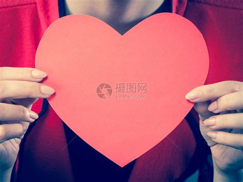 爱的希望和帮助概念将美丽红心握在手中女人慈善志愿者的一部分美丽红心女人高清图片下载-正版图片307191575-摄图网