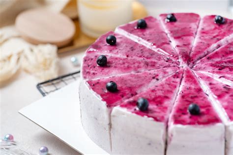 新鲜美味的蓝莓蛋糕高清图片下载-正版图片600578335-摄图网