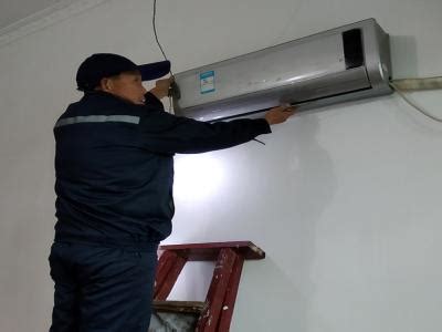 维修工人使用抹布清洁空调机特写高清图片下载-正版图片502350591-摄图网