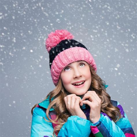 雪中戴着帽子的女孩图片-雪中戴着帽子的快乐的卷发小女孩素材-高清图片-摄影照片-寻图免费打包下载