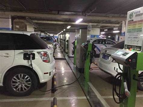 新能源汽车充电站充电的电动汽车高清图片下载-正版图片501610693-摄图网