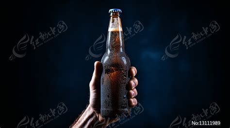 手拿啤酒图片