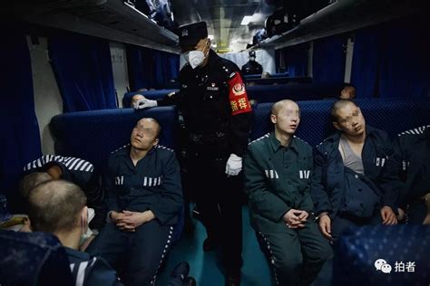 服刑人员千里押运：绿皮火车上的“移动监狱”_手机新浪网
