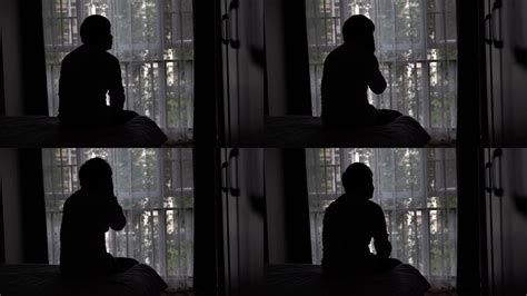 沮丧的年轻人独自一人坐在角落里的房间、 悲伤、 沮丧和生活问题的概念高清摄影大图-千库网