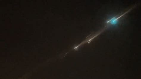哈尔滨现多个不明发光飞行物，十几秒就消失在夜空中_凤凰网视频_凤凰网