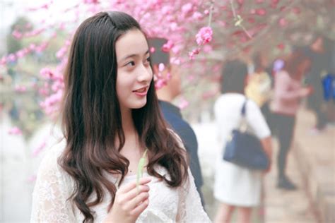 《新浪网》：三峡大学第三届桃花文化节中漂亮的“桃花姑娘”-三峡大学索源网