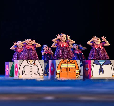 梦表演服装 六一儿童节演出服蓬蓬裙男女孩幼儿园亮片舞蹈箱子里
