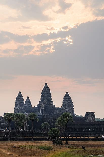 吴哥窟高棉寺庙建筑群的部分,东南亚的古代兰马克礼拜场所受游客的欢迎西姆收获,柬埔寨高清图片下载-正版图片300638792-摄图网