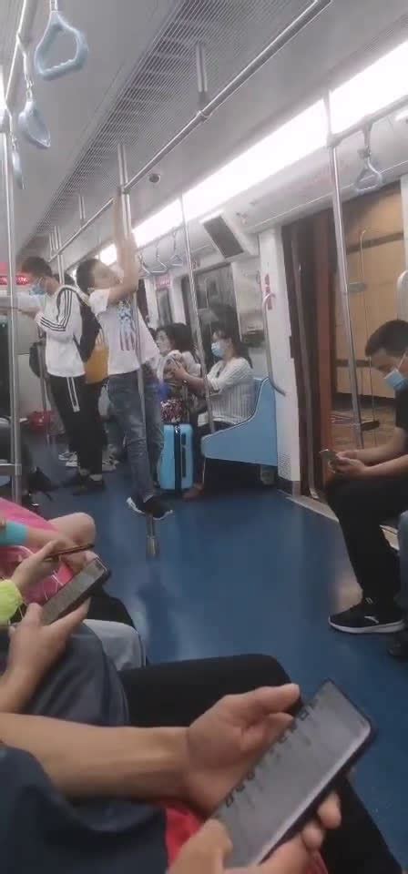 小男孩在地铁上“耍杂技” 妈妈一旁玩手机却不管_新浪新闻