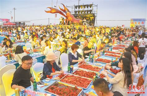 中国最大小龙虾市场 商贩一天卖两万斤虾月赚数百万_新浪图片