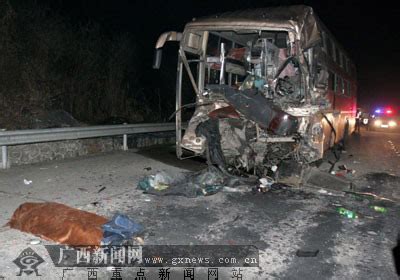 广西南北高速公路车祸1人死亡35人受伤(组图)_新闻中心_新浪网