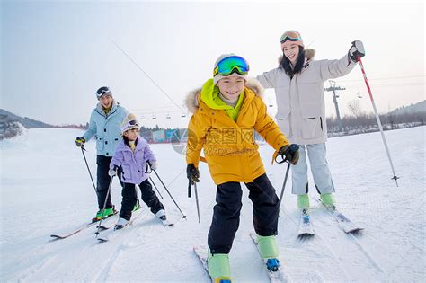 一家人一起去滑雪场滑雪高清图片下载-正版图片501904508-摄图网