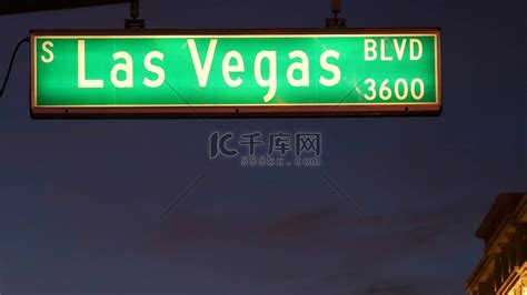 Fabulos 拉斯维加斯，美国罪恶之城 The Strip 上闪闪发光的交通标志。高清摄影大图-千库网