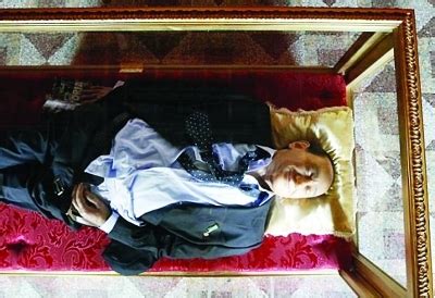 日“体验葬礼”受捧可试穿寿衣躺棺材|日本|日本人_凤凰资讯