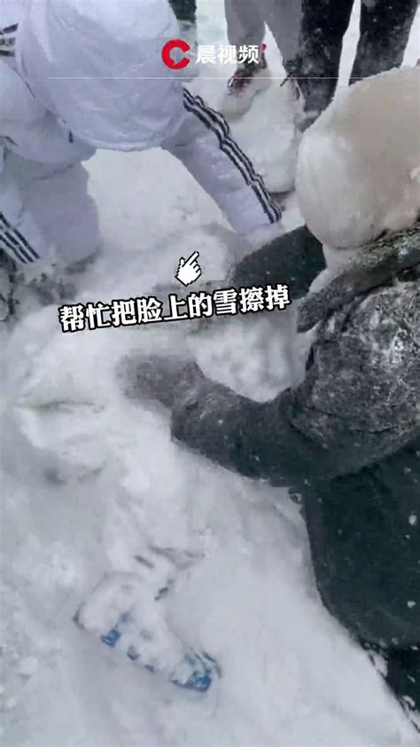 俯拍快乐母女躺在雪地上图片下载 - 觅知网