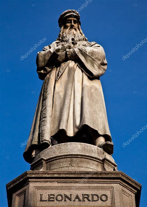 Milão - Itália: Estátua Leonardo Da Vinci — Fotografias de Stock ...