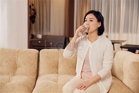 短发中年女性居家喝茶高清图片下载-正版图片502360007-摄图网