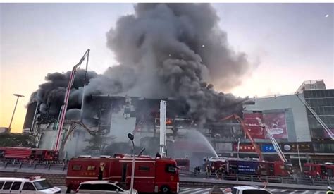 现场：南京金盛百货商场火灾明火已扑灭正清理火场 未造成人员伤亡
