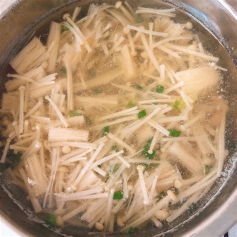 【金针菇瘦肉汤的做法步骤图，怎么做好吃】叽里咕噜叽哩_下厨房
