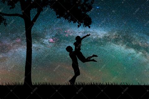 情人节夜晚拥抱的情侣银河剪影摄影图配图高清摄影大图-千库网