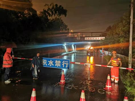 凌晨两点三十五分，北京下大雨