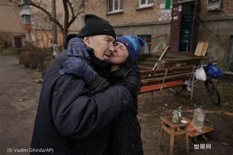 泪目！战争下的乌克兰儿童__财经头条